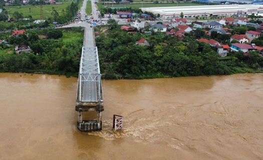 Khẩn trương cứu hộ nạn nhân vụ sập cầu Phong Châu